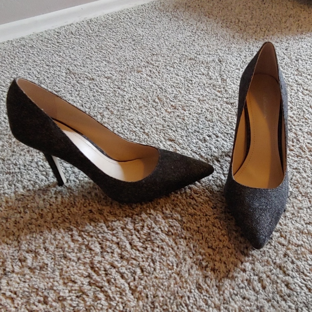 EUC BCBG Heather Gray pumps in size 8.5